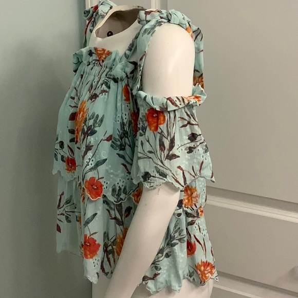 NWT Mint floral top with eyelet detailing, tie shoulders and cold shoulder - Picture 4 of 5